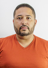Foto oficial de Léo de Priscila