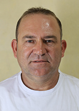 Foto oficial de John Peter