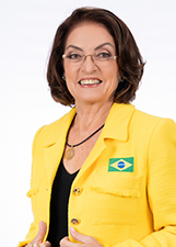 Foto oficial de Édina Kümmel