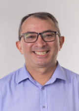 Foto oficial de Charles Neves
