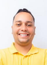 Foto oficial de Thiaguinho de Vermelho